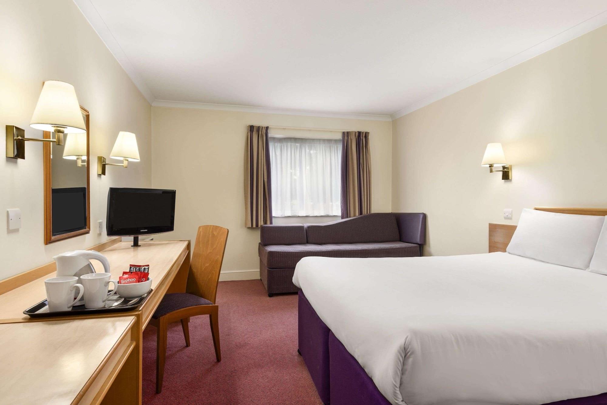Super 8 By Wyndham Chester East Eksteriør bilde