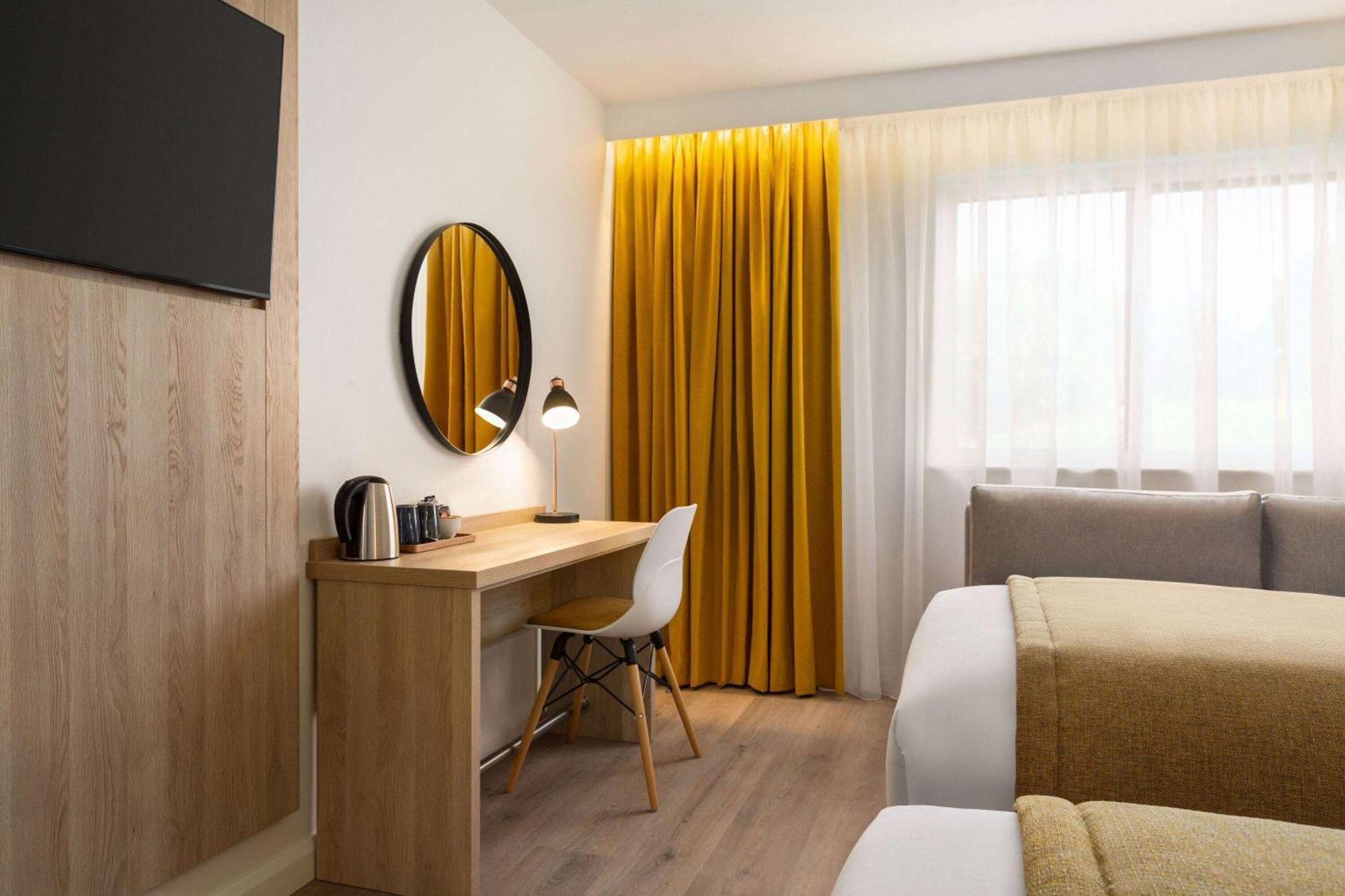 Super 8 By Wyndham Chester East Eksteriør bilde