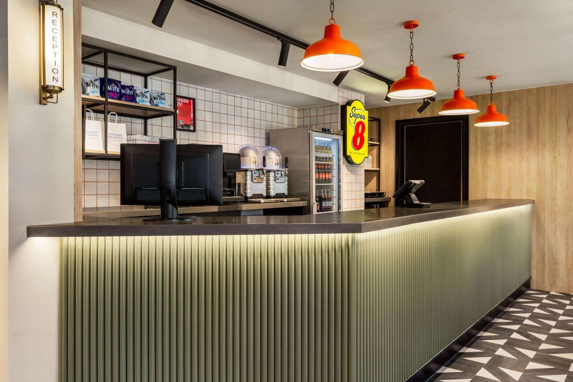Super 8 By Wyndham Chester East Eksteriør bilde