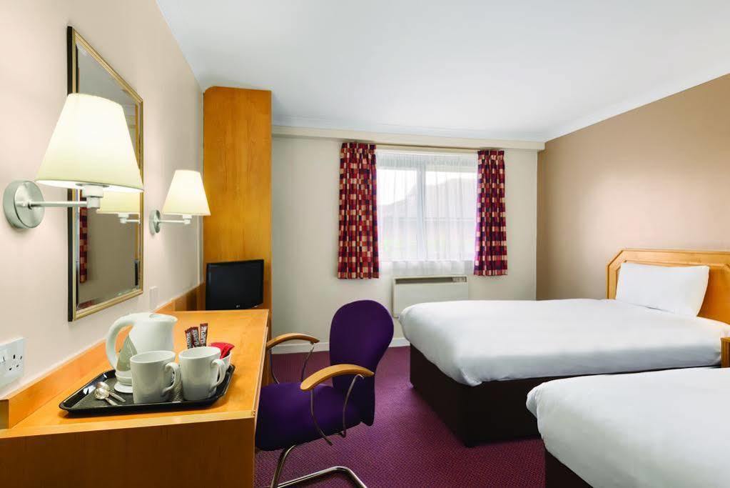 Super 8 By Wyndham Chester East Eksteriør bilde
