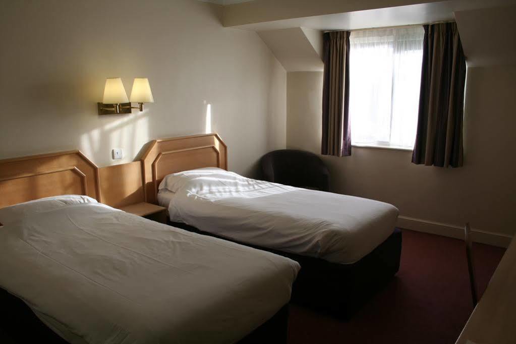 Super 8 By Wyndham Chester East Eksteriør bilde