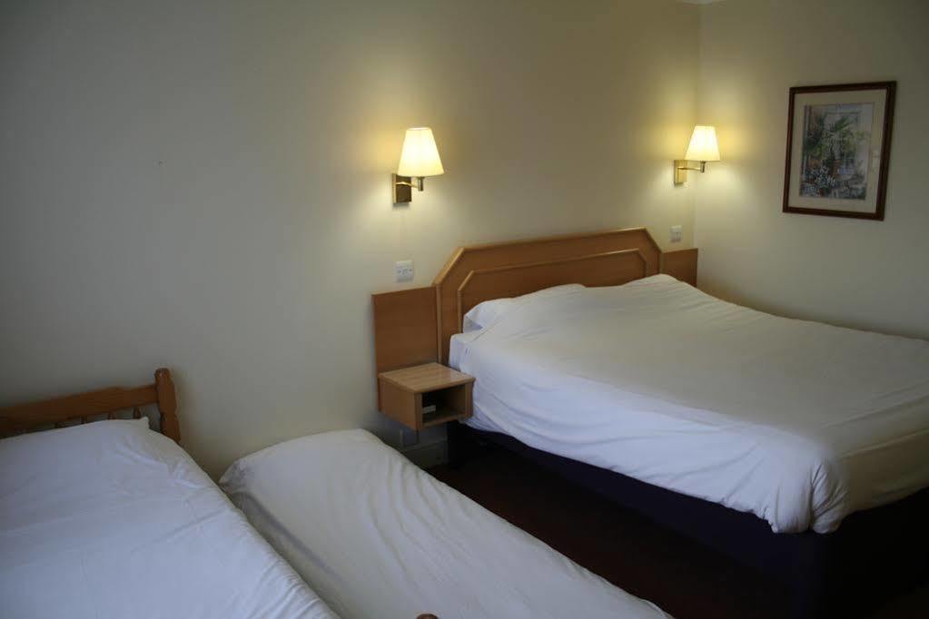 Super 8 By Wyndham Chester East Eksteriør bilde