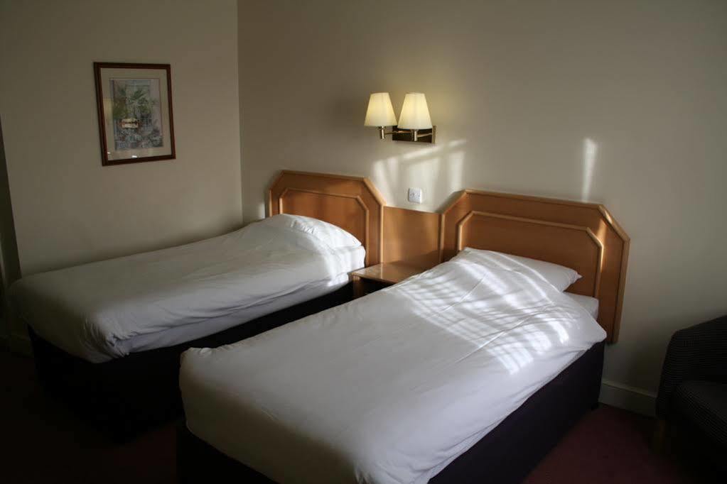 Super 8 By Wyndham Chester East Eksteriør bilde